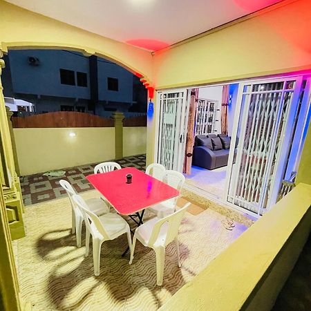 Rs Villas - Three Bedrooms Share Apartment With Private Room And Free Wifi And 100Mts To The Beach And Ac And 100Mts To Bus Stop And Pool Flic-en-Flacq Esterno foto