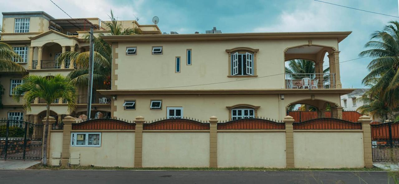 Rs Villas - Three Bedrooms Share Apartment With Private Room And Free Wifi And 100Mts To The Beach And Ac And 100Mts To Bus Stop And Pool Flic-en-Flacq Esterno foto