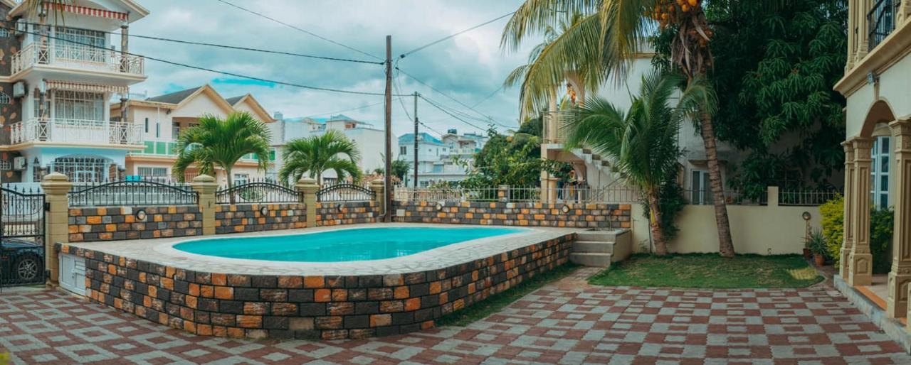 Rs Villas - Three Bedrooms Share Apartment With Private Room And Free Wifi And 100Mts To The Beach And Ac And 100Mts To Bus Stop And Pool Flic-en-Flacq Esterno foto