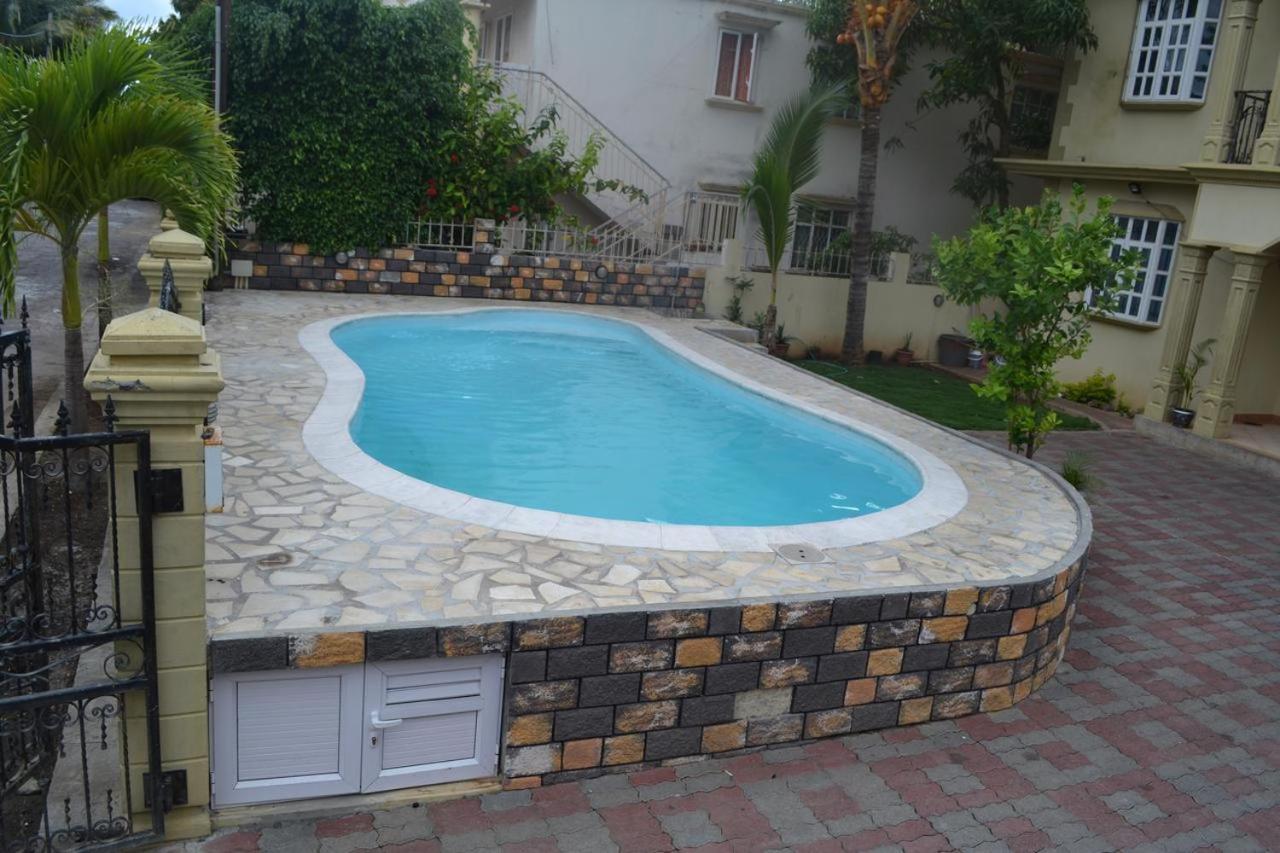 Rs Villas - Three Bedrooms Share Apartment With Private Room And Free Wifi And 100Mts To The Beach And Ac And 100Mts To Bus Stop And Pool Flic-en-Flacq Esterno foto
