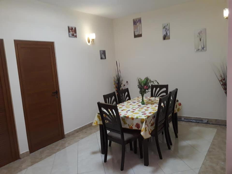 Rs Villas - Three Bedrooms Share Apartment With Private Room And Free Wifi And 100Mts To The Beach And Ac And 100Mts To Bus Stop And Pool Flic-en-Flacq Esterno foto