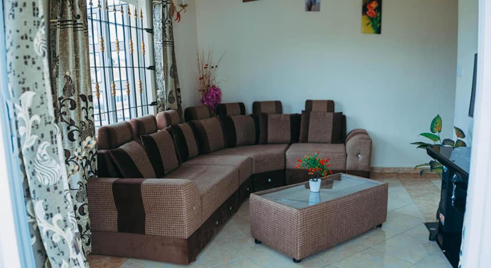Rs Villas - Three Bedrooms Share Apartment With Private Room And Free Wifi And 100Mts To The Beach And Ac And 100Mts To Bus Stop And Pool Flic-en-Flacq Esterno foto