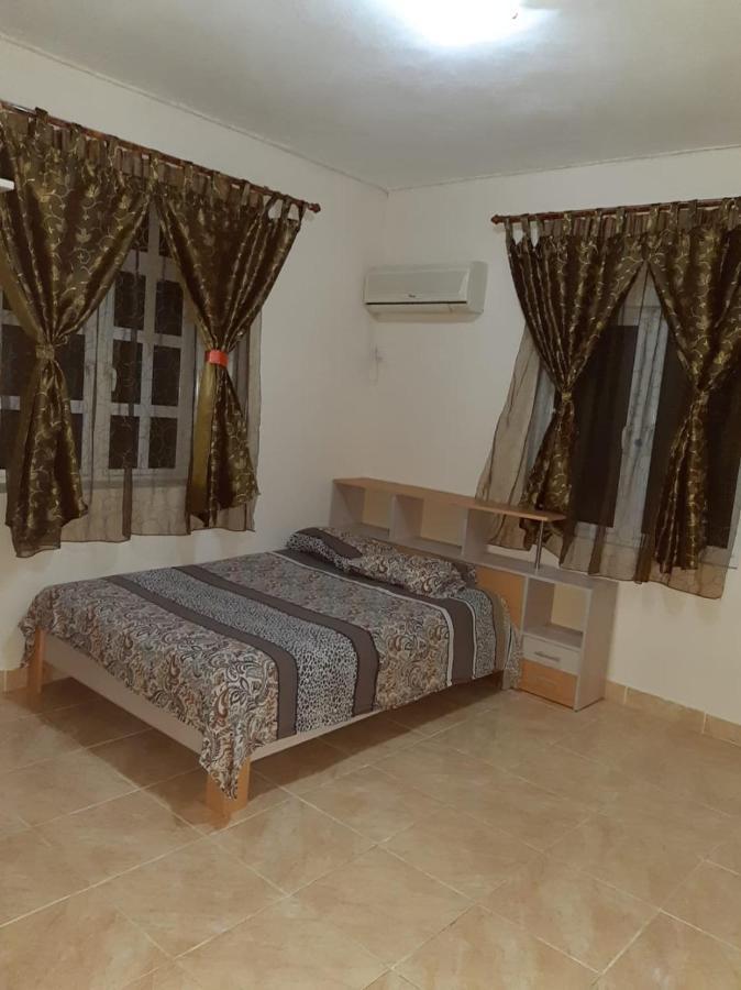 Rs Villas - Three Bedrooms Share Apartment With Private Room And Free Wifi And 100Mts To The Beach And Ac And 100Mts To Bus Stop And Pool Flic-en-Flacq Esterno foto