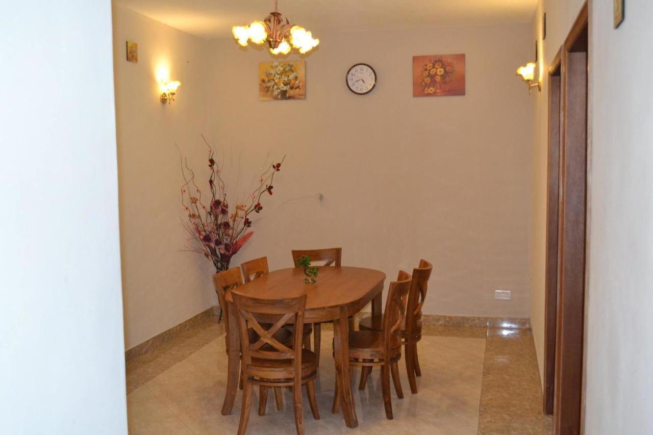 Rs Villas - Three Bedrooms Share Apartment With Private Room And Free Wifi And 100Mts To The Beach And Ac And 100Mts To Bus Stop And Pool Flic-en-Flacq Esterno foto
