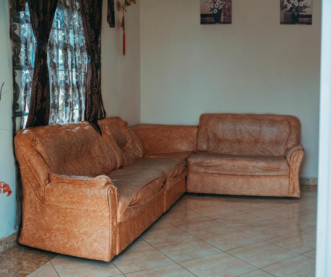 Rs Villas - Three Bedrooms Share Apartment With Private Room And Free Wifi And 100Mts To The Beach And Ac And 100Mts To Bus Stop And Pool Flic-en-Flacq Esterno foto