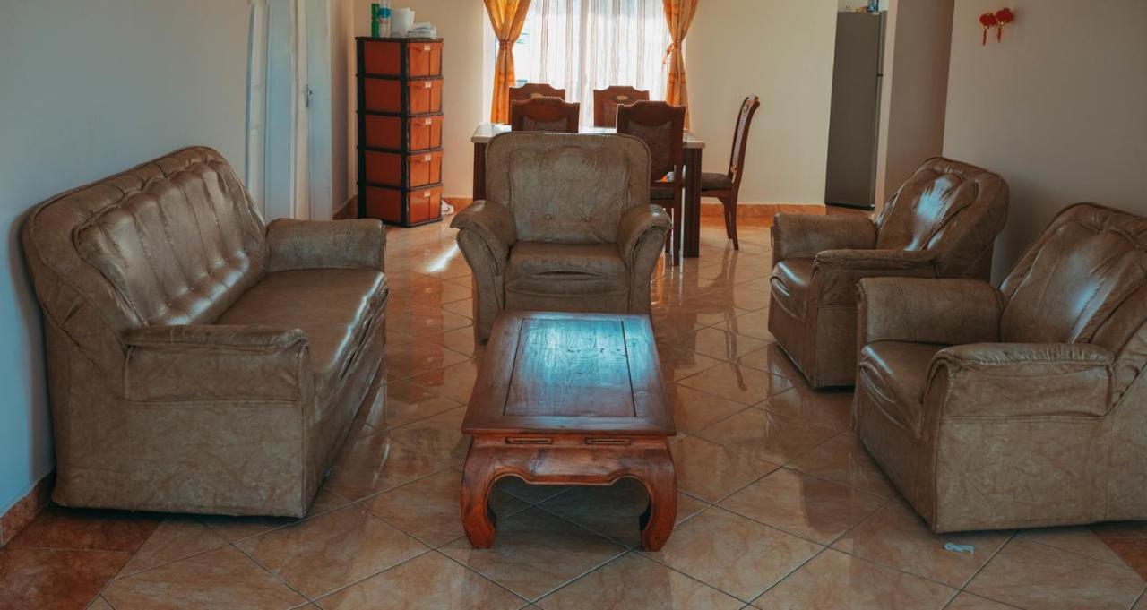 Rs Villas - Three Bedrooms Share Apartment With Private Room And Free Wifi And 100Mts To The Beach And Ac And 100Mts To Bus Stop And Pool Flic-en-Flacq Esterno foto