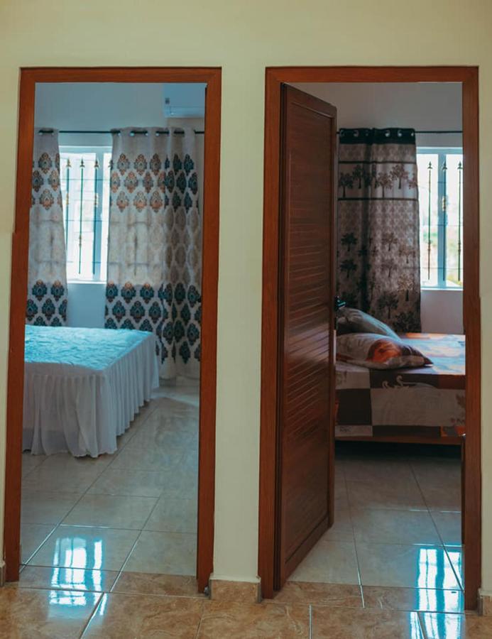 Rs Villas - Three Bedrooms Share Apartment With Private Room And Free Wifi And 100Mts To The Beach And Ac And 100Mts To Bus Stop And Pool Flic-en-Flacq Esterno foto