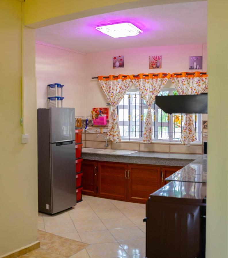 Rs Villas - Three Bedrooms Share Apartment With Private Room And Free Wifi And 100Mts To The Beach And Ac And 100Mts To Bus Stop And Pool Flic-en-Flacq Esterno foto