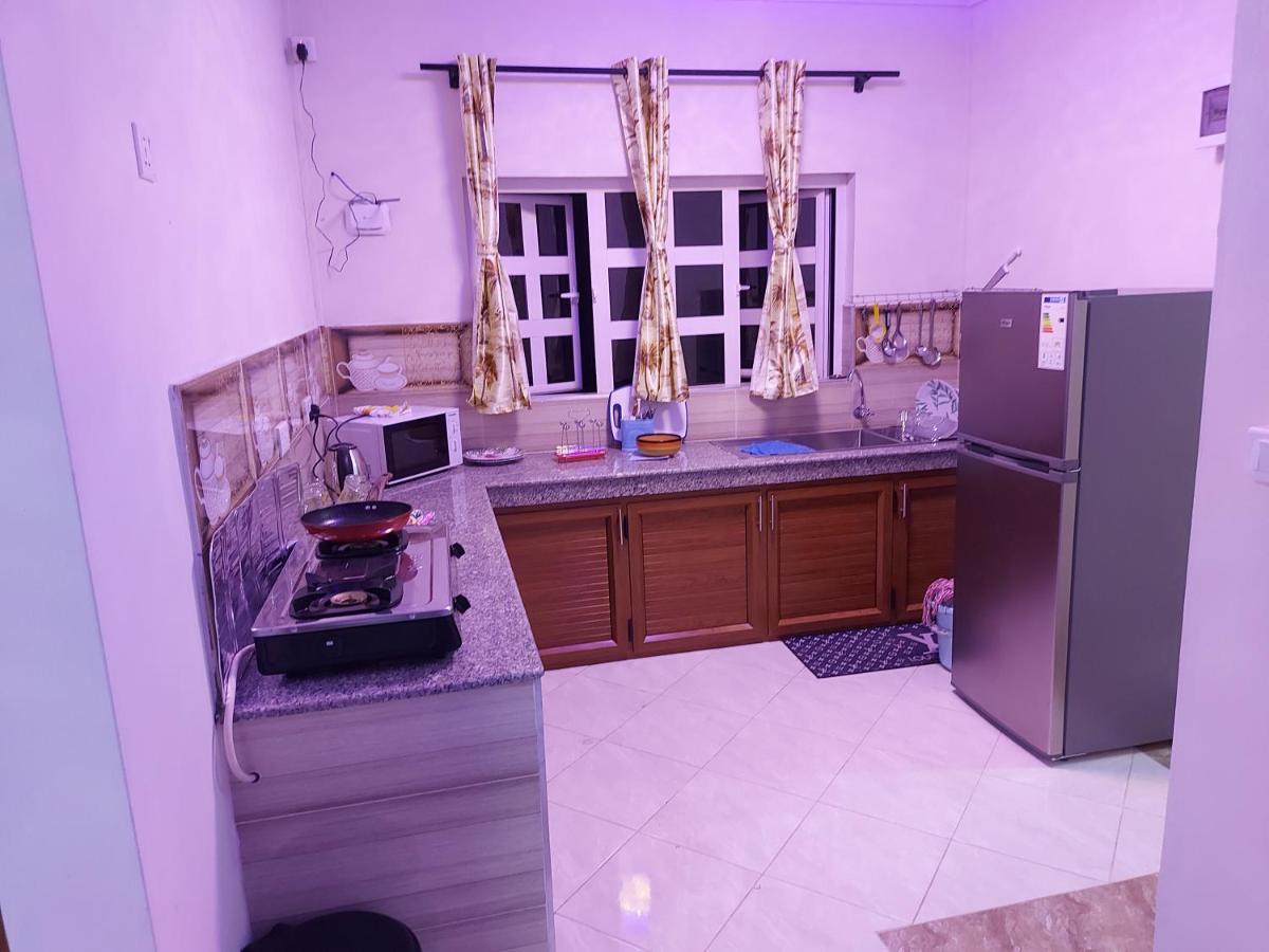 Rs Villas - Three Bedrooms Share Apartment With Private Room And Free Wifi And 100Mts To The Beach And Ac And 100Mts To Bus Stop And Pool Flic-en-Flacq Esterno foto