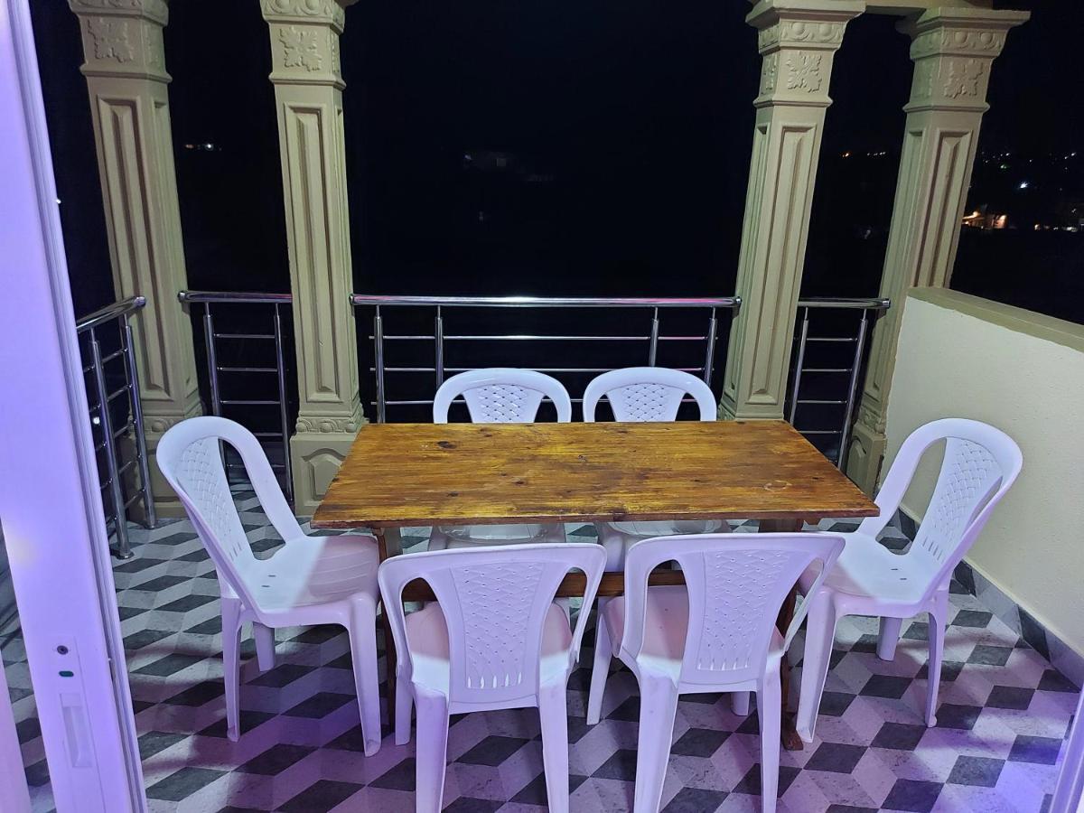 Rs Villas - Three Bedrooms Share Apartment With Private Room And Free Wifi And 100Mts To The Beach And Ac And 100Mts To Bus Stop And Pool Flic-en-Flacq Esterno foto
