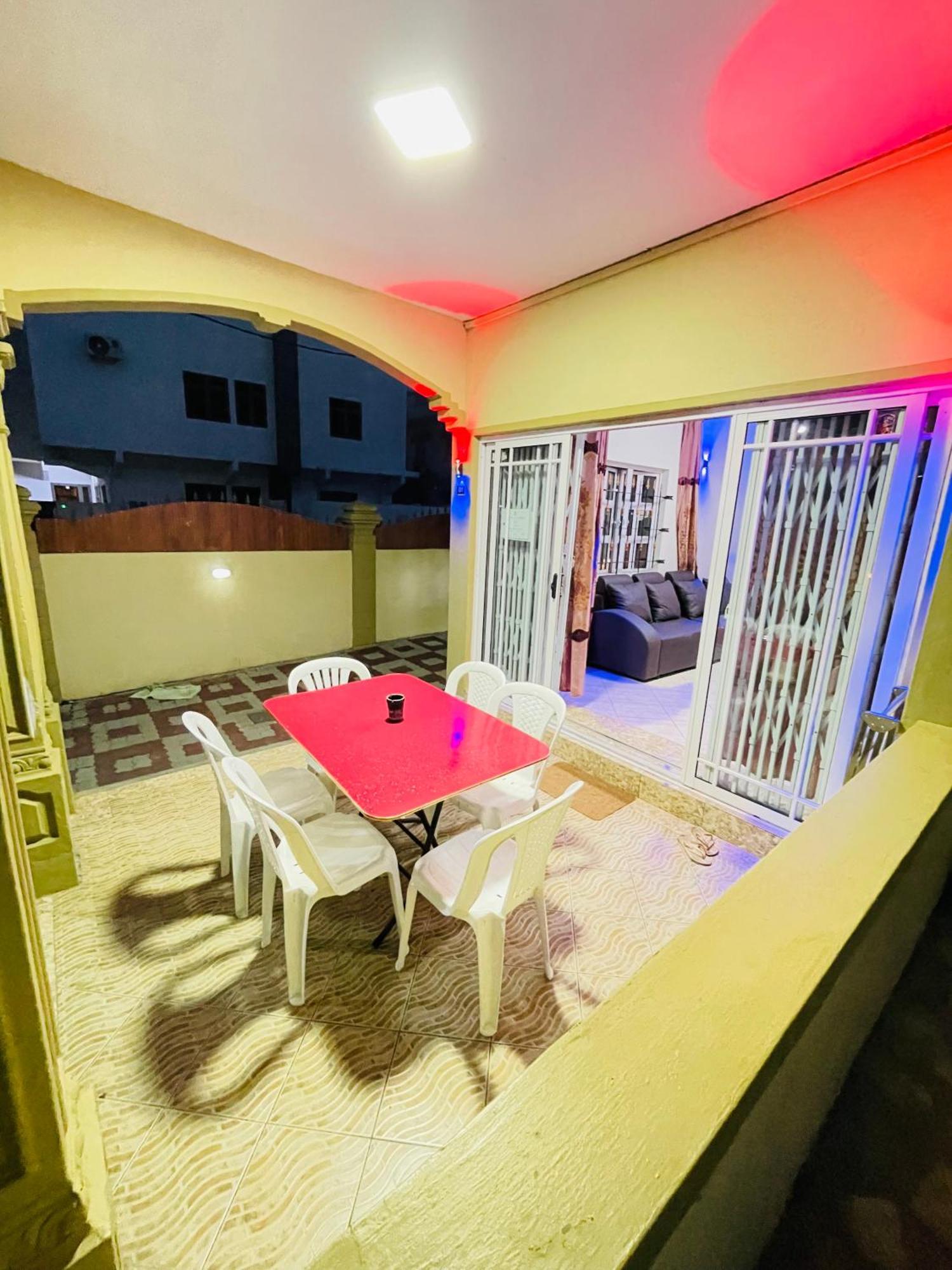 Rs Villas - Three Bedrooms Share Apartment With Private Room And Free Wifi And 100Mts To The Beach And Ac And 100Mts To Bus Stop And Pool Flic-en-Flacq Esterno foto